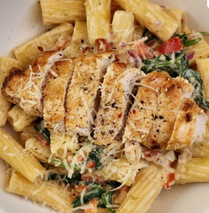 Pasta cremosa con pollo